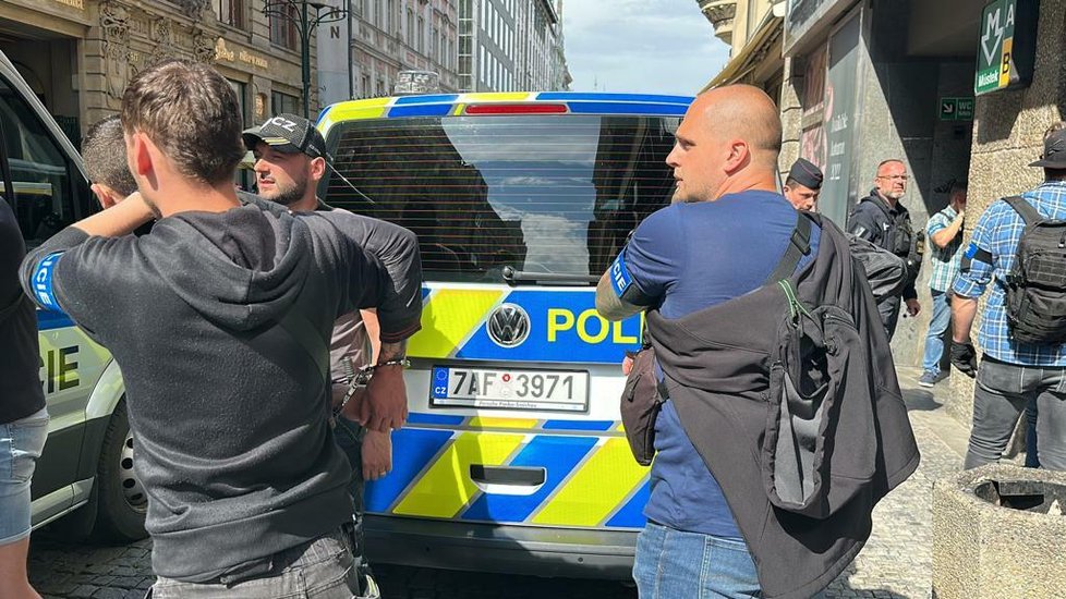Policisté museli řešit vážný konflikt fanoušků v Rytířské ulici
