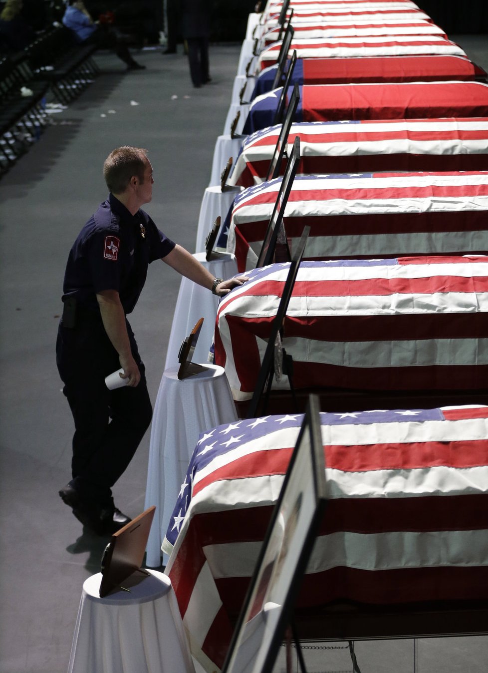 Rakve z oběťmi z městečka West pokryly americké vlajky.
