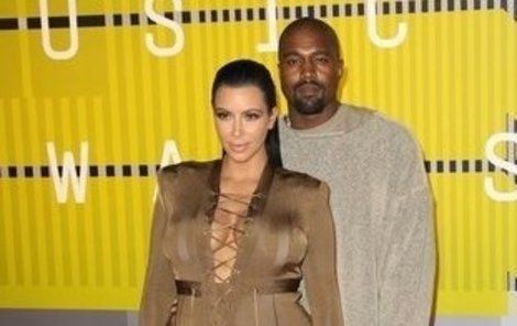 West v teplácích a jeho »první dáma« Kim Kardashian (34). Ta však byla i v 6. měsíci těhotenství oblečena velmi stylově!