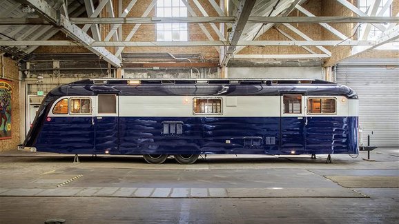 Úchvatný Art Deco karavan z 50. let připomíná luxusní salón