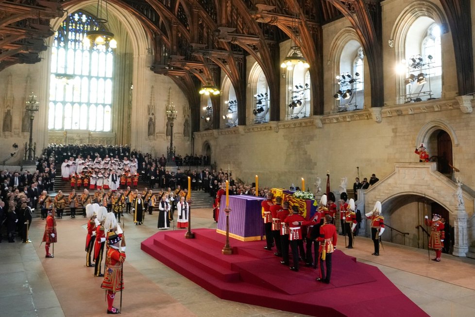 Rakev s královnou je uložena ve Westminsterském paláci.