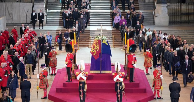 Ve Westminsteru se s královnou loučí tisíce lidí.