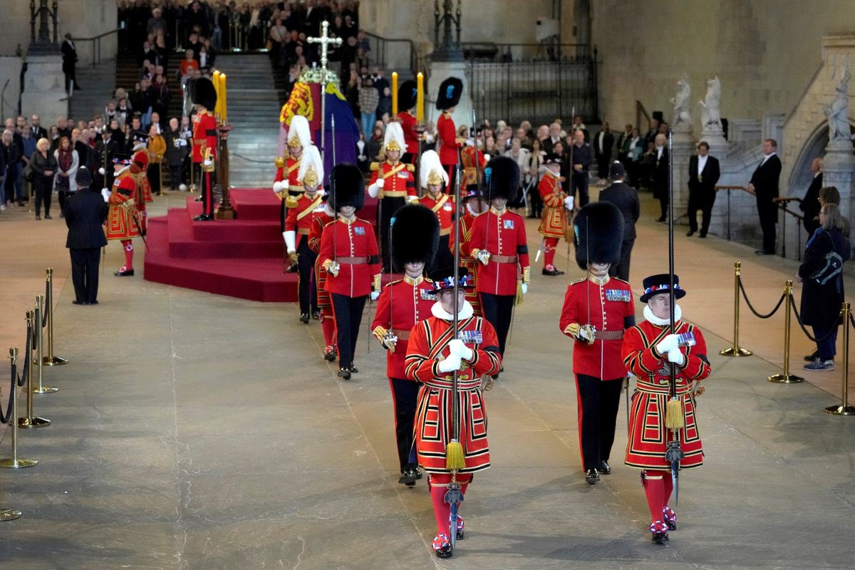 Ve Westminsteru se s královnou loučí tisíce lidí.