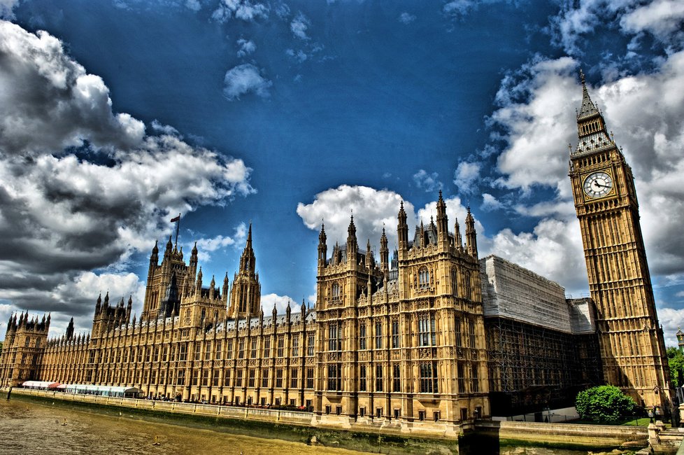 Drogy se dostaly i za zdi britského parlamentu. Na záchodcích zejména proti barům byly nalezeny stopy kokainu