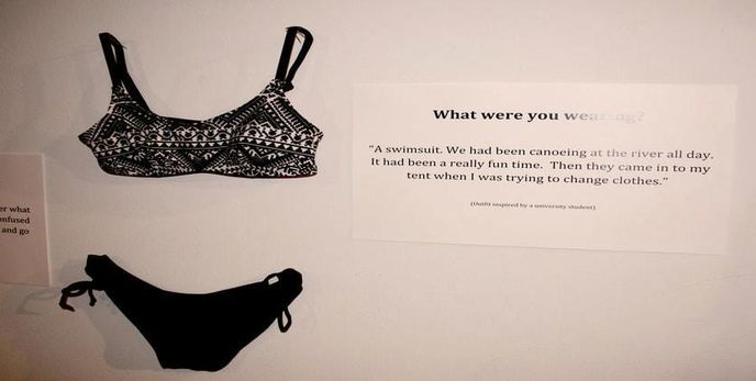 Výstava šatů znásilněných žen ukazuje, že otázka "Co jste měla na sobě" je zcela mimo
