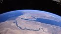 Východní Sahara a řeka Nil. V pozadí Rudé moře a Sinajský poloostrov.