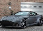 Aston Martin DBS Superleggera jako kladivo na dvanáctiválcové Ferrari 