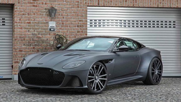 Aston Martin DBS Superleggera jako kladivo na dvanáctiválcové Ferrari 