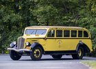 Turisty v nejstarším parku povozí nádherně zrenovovaný autobus z roku 1936