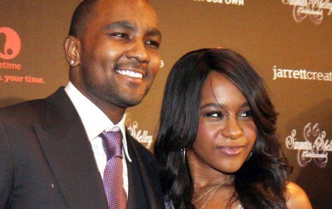 Bobbi Kristina žije se svým nevlastním bratrem.