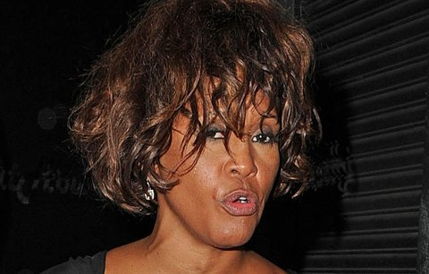 Poslední vystoupení Whitney Houston (†48): Drogy, nebo alkohol?