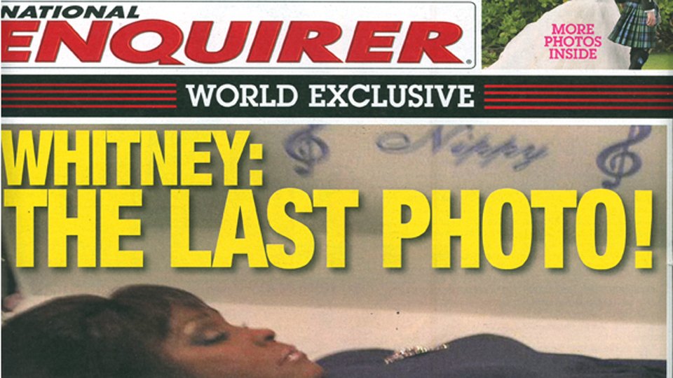 Americký magazín National Enquirer zveřejnil také snímek zemřelé Whitney Houston. Slavná zpěvačka se utopila ve vaně, a to 11. února 2012 v hotelu v Beverly Hills. Přispěla k tomu srdeční choroba a kokain, který si před tím dala.