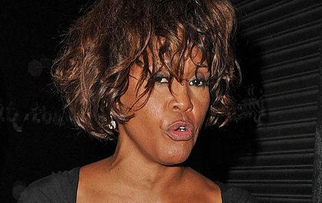 Whitney Houston se řítila do záhuby.