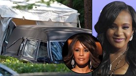 Je dcera Whitney Houston po smrti? Před dveře hospicu postavili stan proti čumilům, pohřebáci zajeli do něj