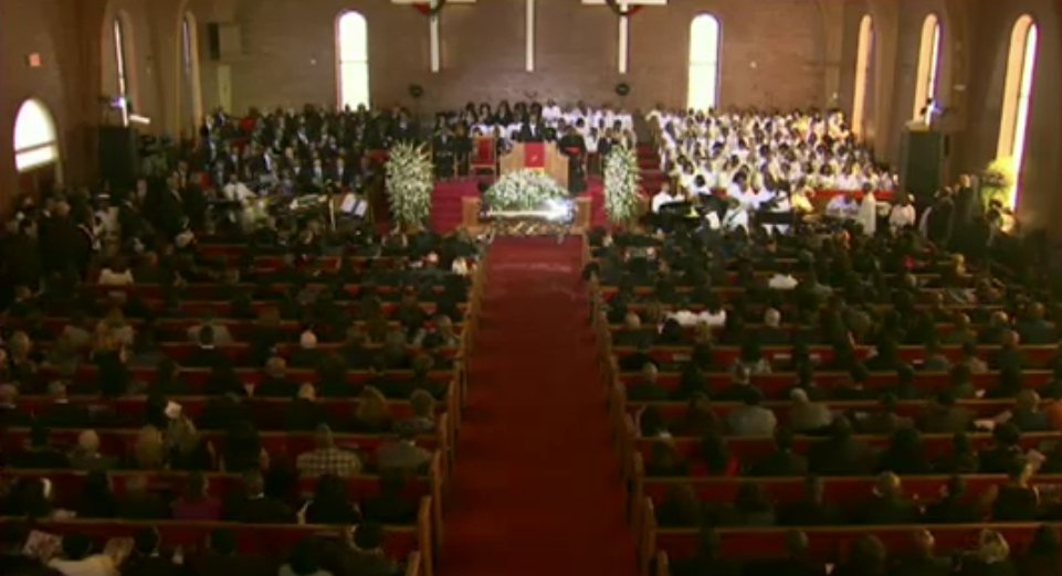 Pohřeb Whitney probíhá v baptistickém kostele za přítomnosti spousty slavných osobností