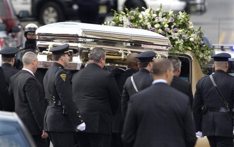 Platinová rakev s ostatky Whitney Houston byla z kostela odvezena limuzínou. Včera večer bylo tělo uloženo do rodinného hrobu.