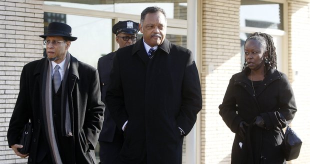 Reverend Jesse Jackson opouští pohřební ústav, kde utěšoval rodinu