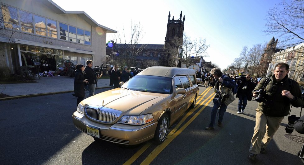 Pohřební limuzína na cestě do baptistického kostela