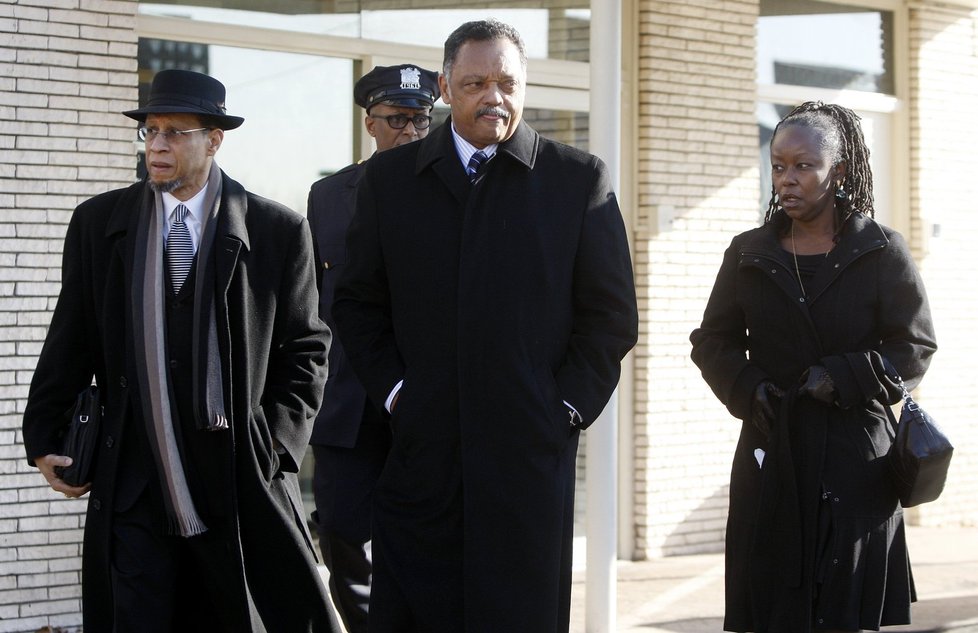 Reverend Jesse Jackson opouští pohřební ústav, kde utěšoval rodinu