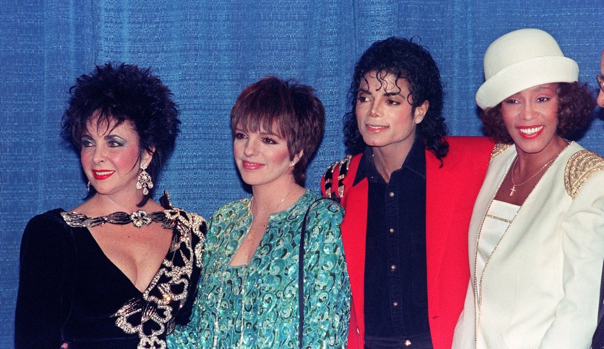 1988: S přáteli. Zleva: Elizabeth Taylor, Liza Minnelli, Michael Jackson, Whitney. Z této fotky je na živu už jen zpěvačka Liza Minnelli.