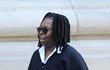 Whoopi Goldberg si oblékla pod černé pončo bílou košili.