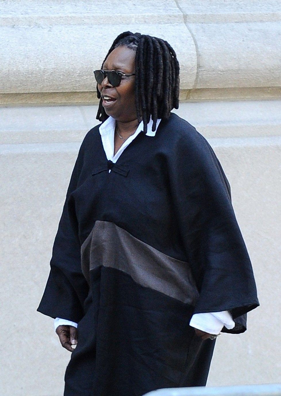 Whoopi Goldberg si oblékla pod černé pončo bílou košili.