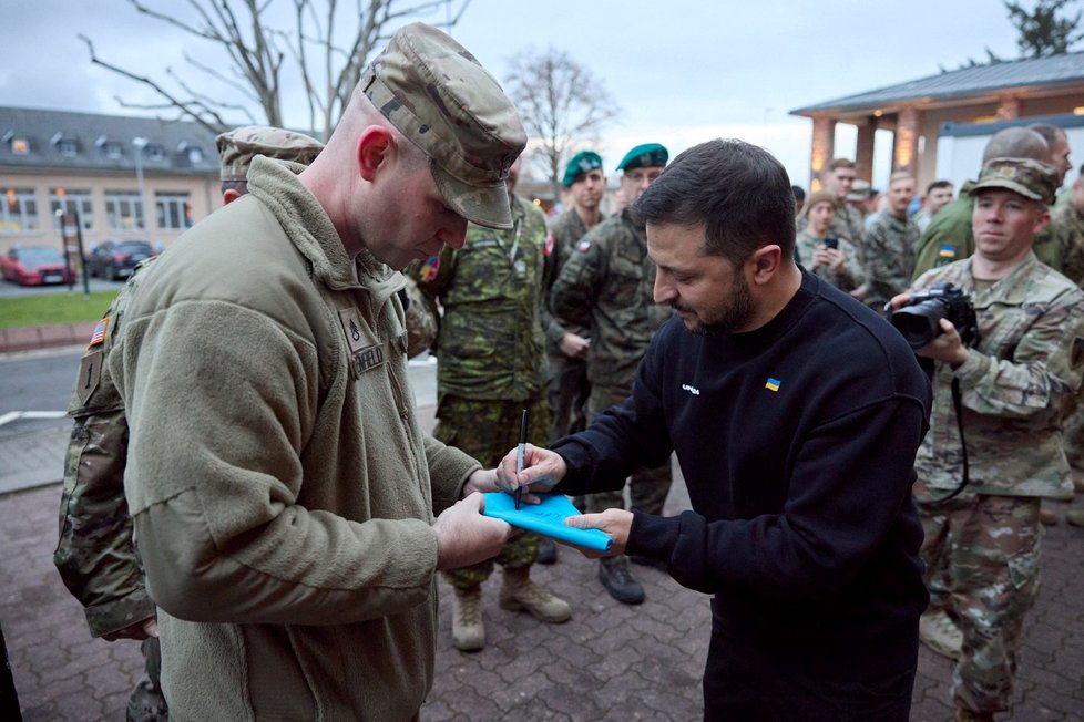 Ukrajinský prezident Volodymyr Zelenskyj na vojenské základně  (14. 12. 2023)