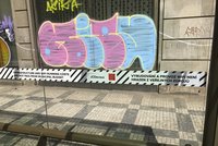 Obyčejný vandalismus nebo záměr? Přístřešky MHD v Praze jsou soustavně poškozovány