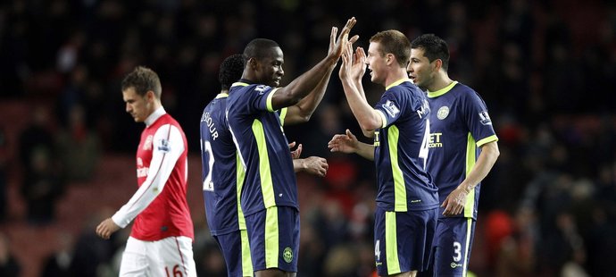 Fotbalisté Wiganu oslavují vítězství na půdě Arsenalu.