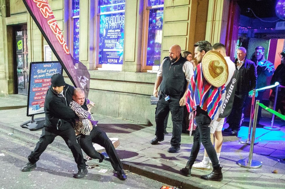 Boxing Day v anglickém Wiganu končí bujarou party v nevšedních kostýmech.