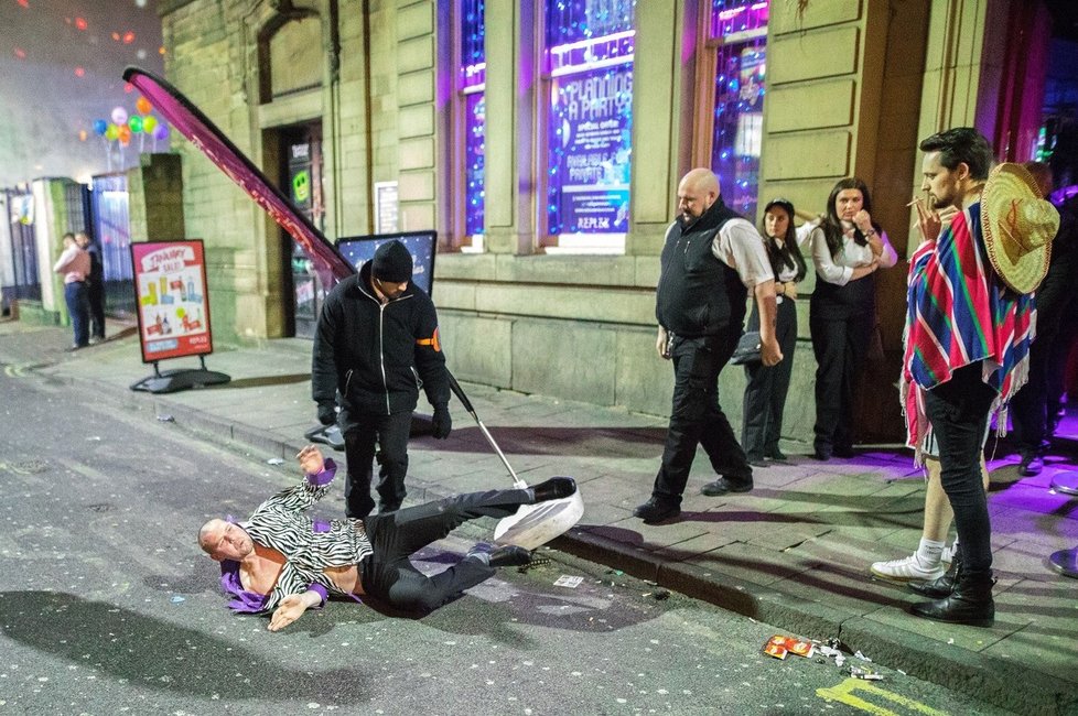 Boxing Day v anglickém Wiganu končí bujarou party v nevšedních kostýmech.