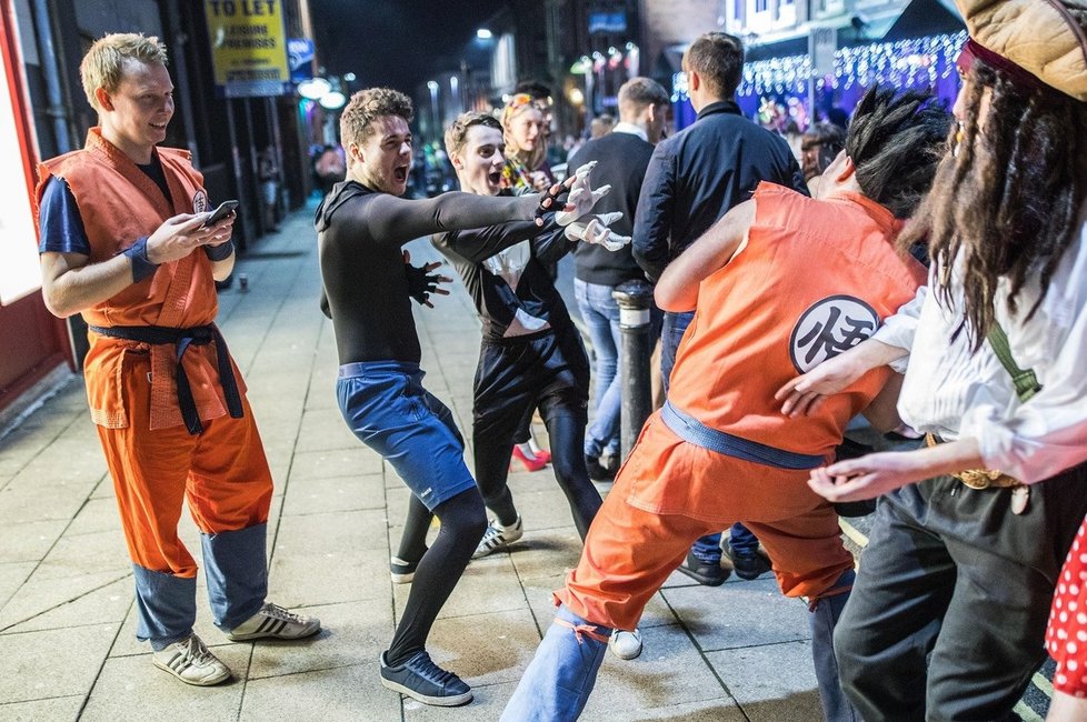 Boxing Day v anglickém Wiganu končí bujarou party v nevšedních kostýmech.