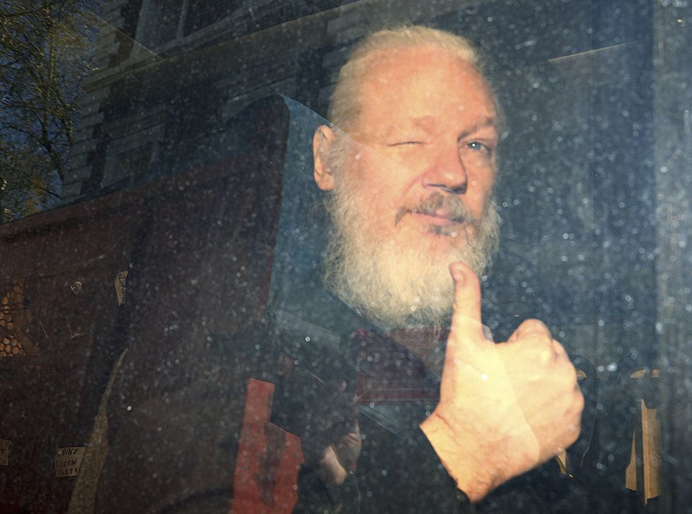 Zakladatel serveru WikiLeaks Julian Assange, který se od roku 2012 skrýval na velvyslanectví Ekvádoru v Londýně, byl dnes z ambasády vyveden a zatčen.