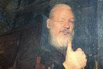 Zakladatel serveru WikiLeaks Julian Assange, který se od roku 2012 skrýval na velvyslanectví Ekvádoru v Londýně, byl dnes z ambasády vyveden a zatčen.
