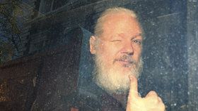 Mazání výkalů po stěnách, špinavé trenky i talíře: Assange deptal ambasádu