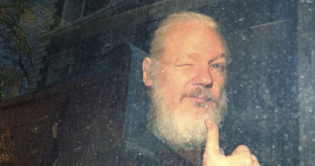 Mazání výkalů po stěnách, špinavé trenky i talíře: Assange deptal ambasádu