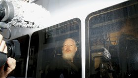 Zakladatel serveru WikiLeaks Julian Assange, který se od roku 2012 skrýval na velvyslanectví Ekvádoru v Londýně, byl dnes z ambasády vyveden a zatčen.