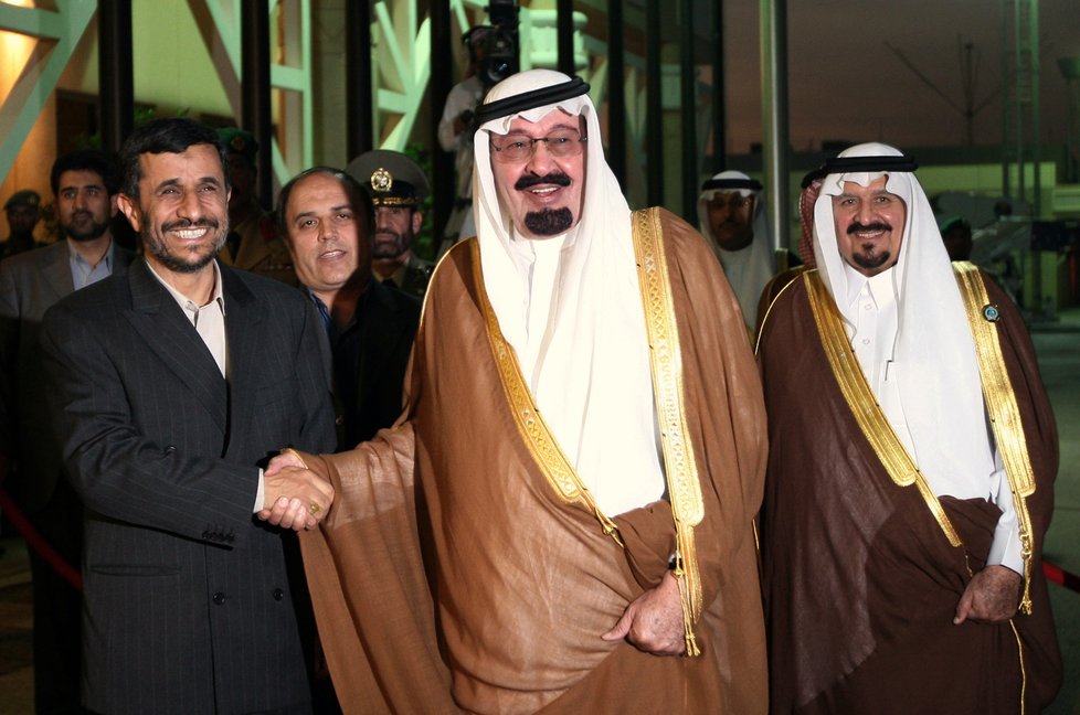 Mahmúd Ahmadínežád (vlevo) je označován nelichotivě jako hitler