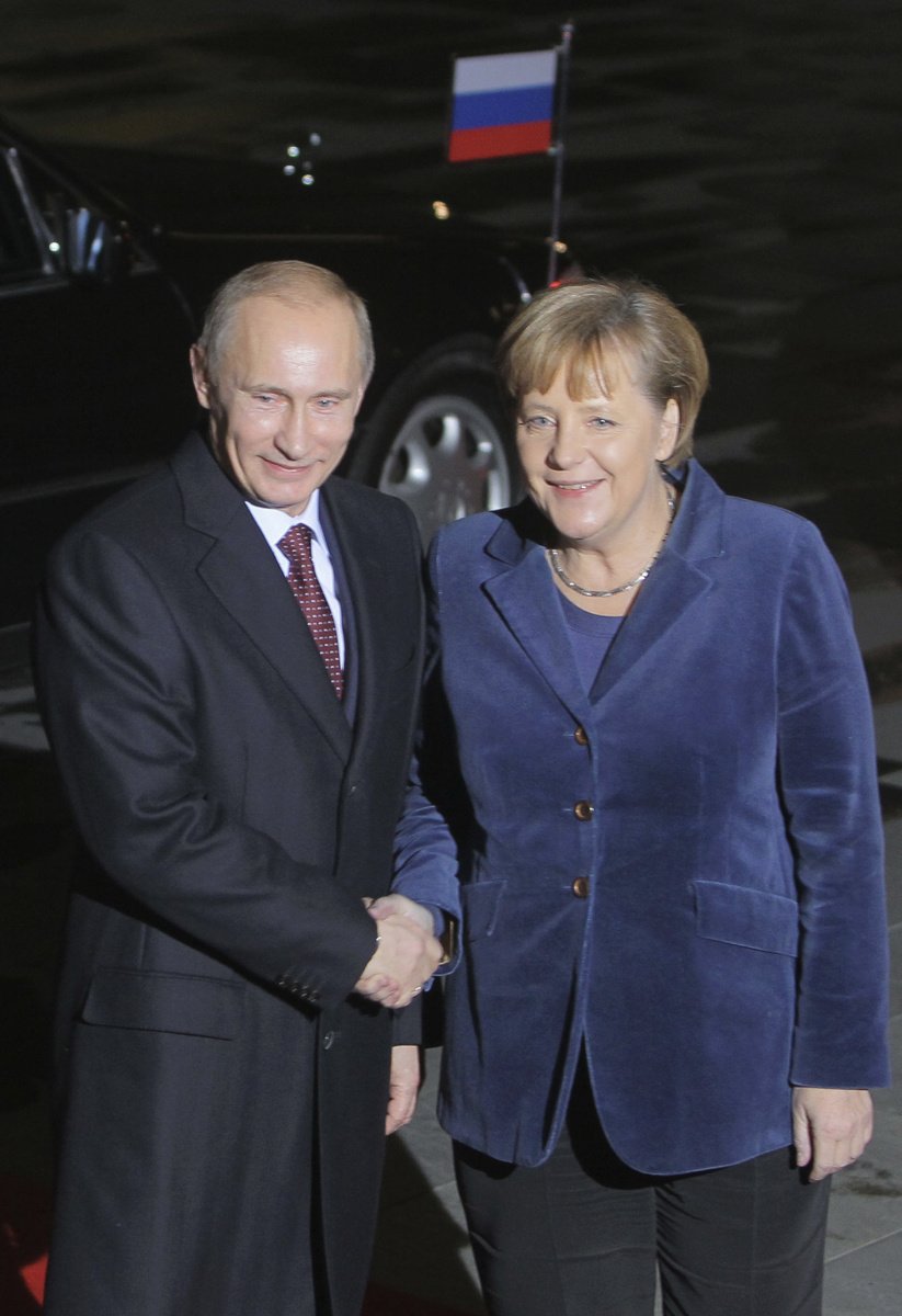 Alfa Putin a německá kancléřka Merkel, v diplomatických kuloárech označovaná jako Teflonová lady.