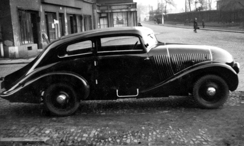 Čtvrtý vyrobený exemplář Wikovu 35 Kapka, který jako jediný měl tmavou barvu karoserie a neměl zakrytá zadní kola.
