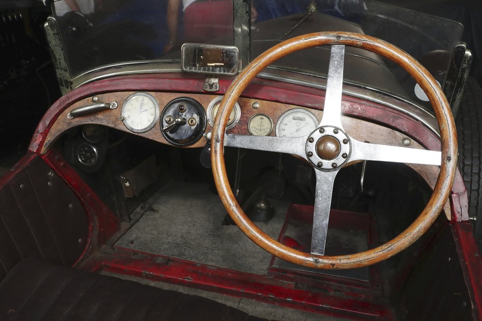 To se ve 20. letech ještě vyráběly vozy s volantem napravo...