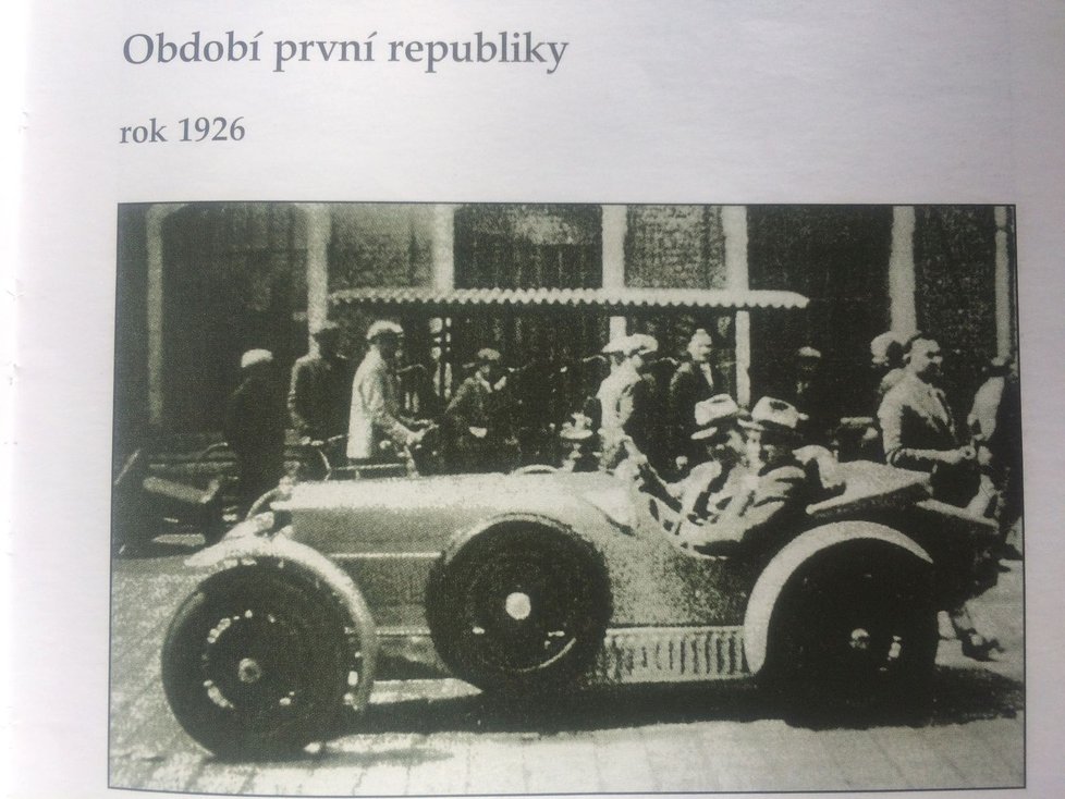 Takto byli ve wikovu zachyceni Voskovec s Werichem koncem 20. let. Jednalo se o jejich vůbec první vůz, jak uvádí kniha Autosalon Jana Wericha od Mikuláše Moravce a Rudolfa Truhlaříka.