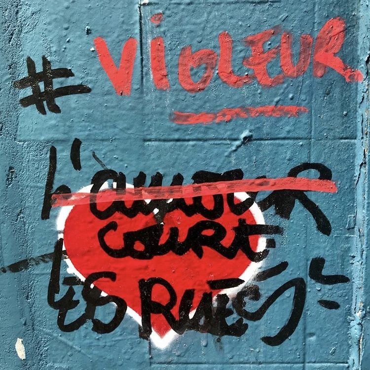 Pařížského pouličního umělce Wilfrida A. obvinilo 25 žen ze znásilnění a „sexuální agrese“.