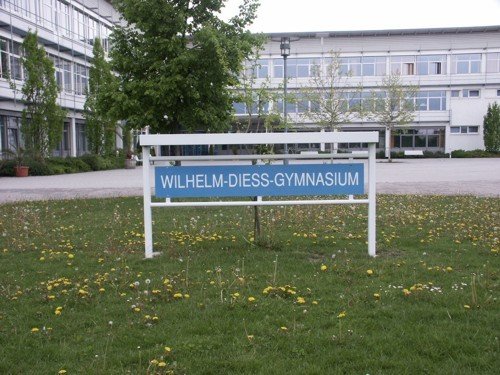 Wilhelm-Diess gymnázium, kde studentkám není doporučeno nosit krátké sukně.
