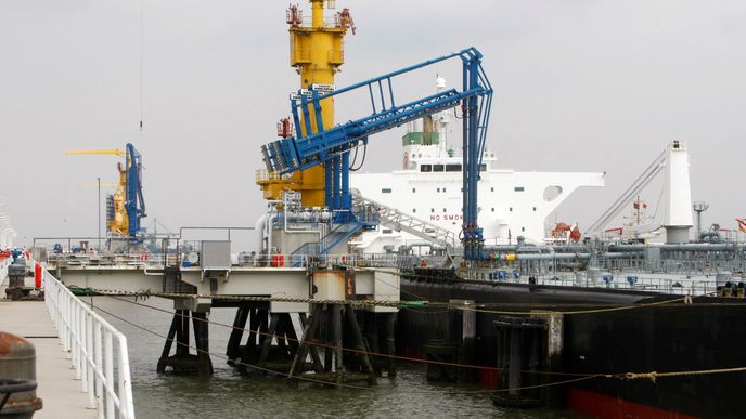 Vykládka ropy v německém Wilhelmshavenu. Do budoucna by se tu měl z lodí přečerpávat i zemní plyn