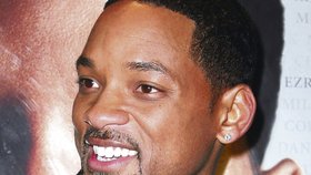 Americký herec Will Smith se neudržel a muži, který si z něj vystřelil, dal jednu výchovnou.