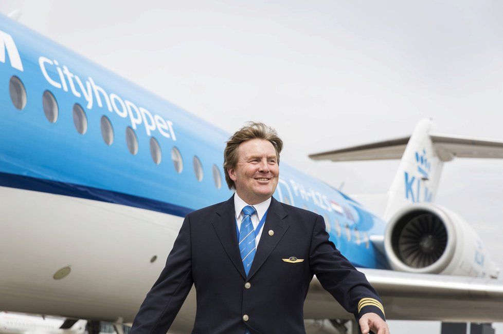 Nizozemský král Willem-Alexander celá léta pilotuje komerční lety pro společnost KLM Cityhopper.