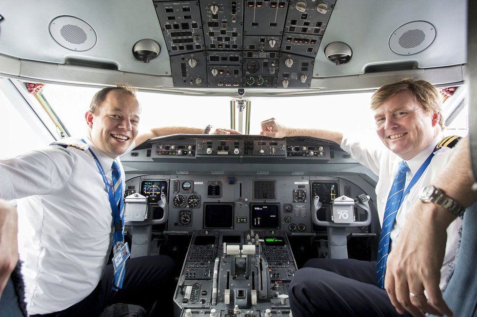 Nizozemský král Vilém-Alexandr celá léta pilotuje komerční lety pro společnost KLM Cityhopper.