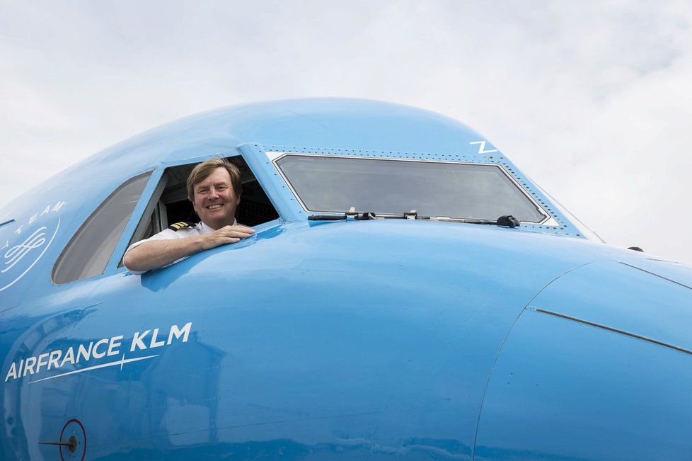 Nizozemský král Willem-Alexander celá léta pilotuje komerční lety pro společnost KLM Cityhopper.