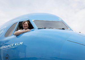 Nizozemský král Willem-Alexander celá léta pilotuje komerční lety pro společnost KLM Cityhopper.